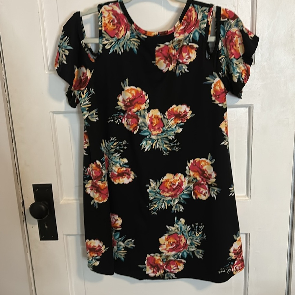 COLD SHOULDER TOP W/ ROSES - Picture 4 of 4